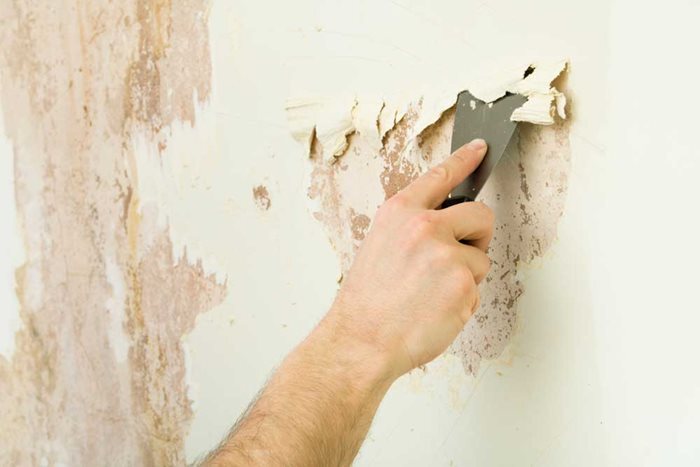 Với lớp sơn cũ đã bong ra thì cần loại bỏ hoàn toàn lớp cũ