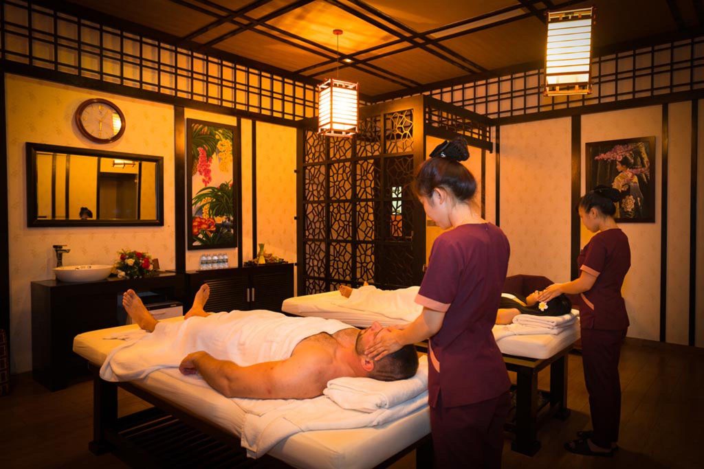 Thiết kế phòng massage với tone màu trầm 
